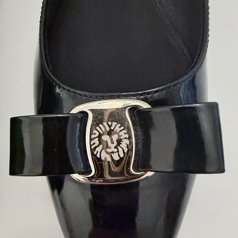 Anne Klein iFlex Black Patent Leather Ballet Flats Gold Lion Bow Size 8 - Picture 6 of 9